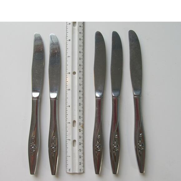 (5) Oneidacraft Deluxe Lasting Rose Stainless Steel Dinner Knives - Picture 3 of 4